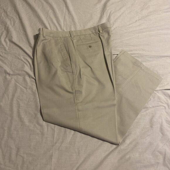 Dockers Pleated Relaxed Fit Khaki Pants Size 36x32 - Picture 1 of 9